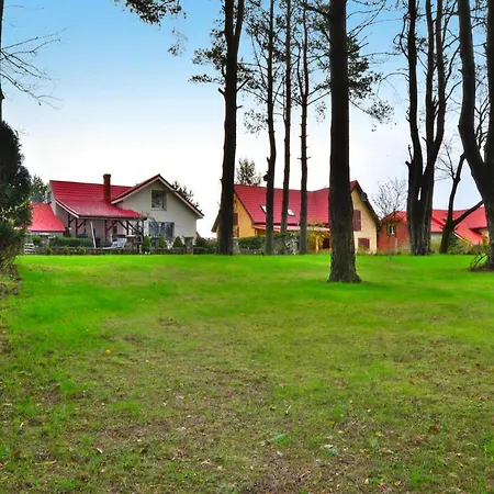 Spacious Cottage, Idyllic Right On The Lake, Spore Szczecinek