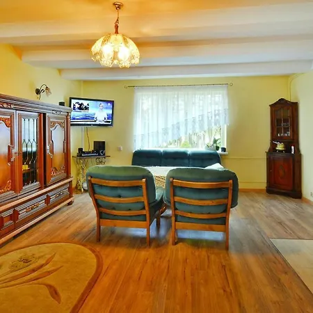 بيت للعطل Spacious Cottage, Idyllic Right On The Lake, Spore